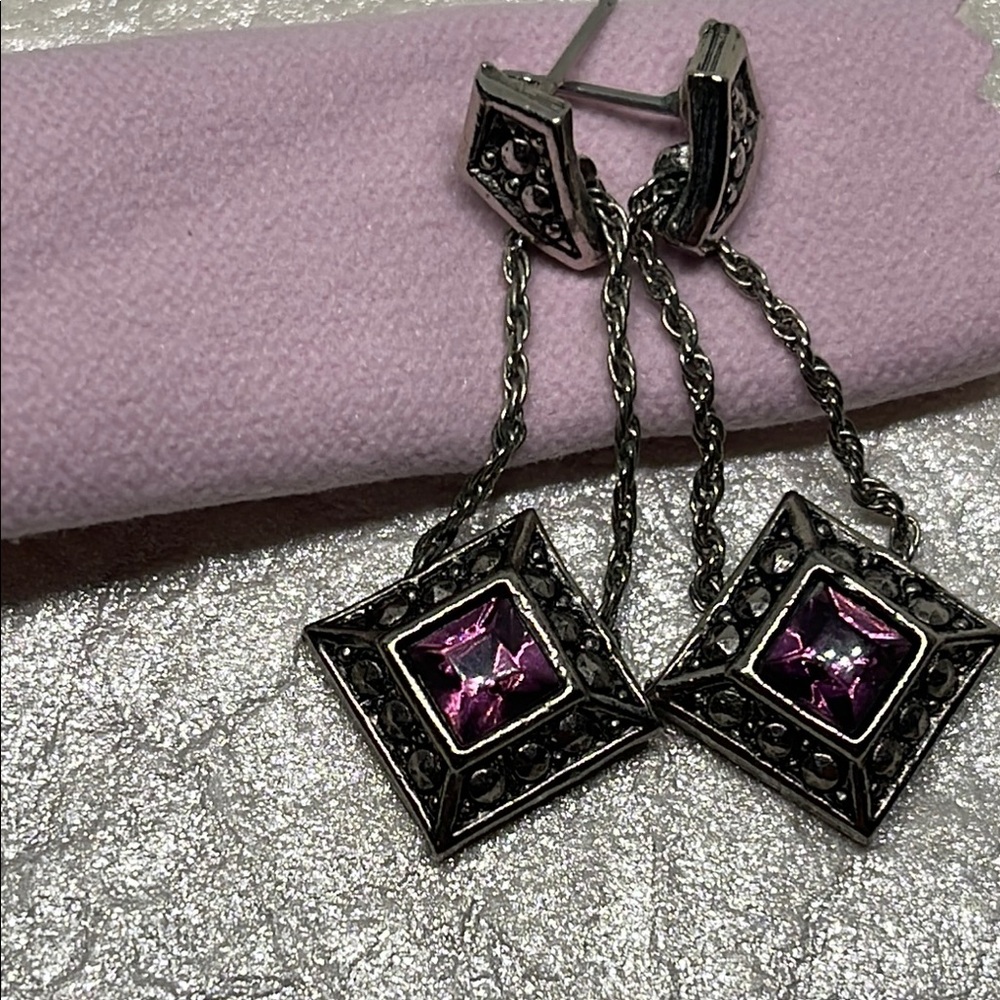 Avon vintage Purple square  and gunmetal pierced Dangle Earrings - Picture 3 of 12